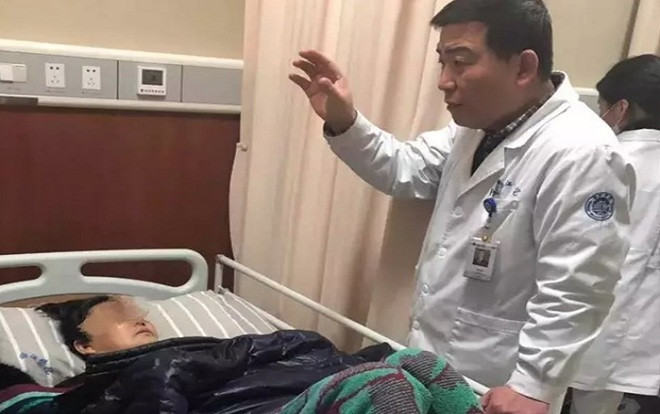 Vợ gãy xương sau cái ôm của chồng và sự thật phía sau Ảnh 2