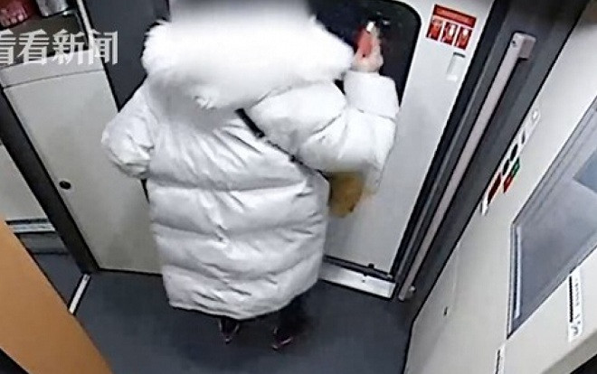 Bị bạn trai dọa chia tay, cô gái làm hành động điên rồ này ngay trên tàu Ảnh 2