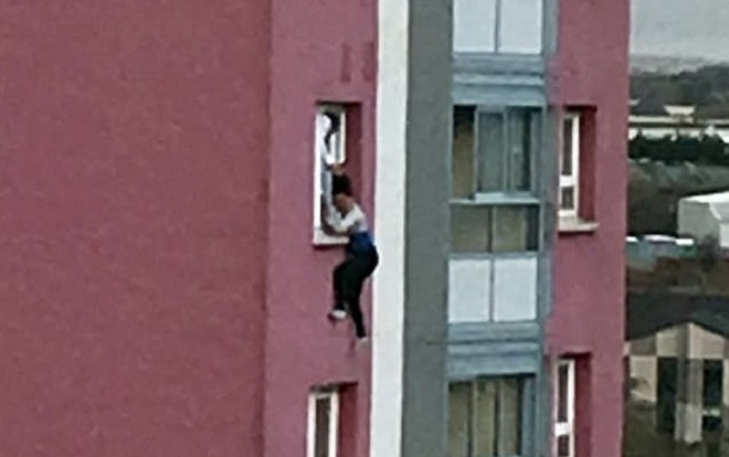 Sởn da gà cảnh tượng người phụ nữ lơ lửng bên ngoài tầng 11 và sự thật hãi hùng phía sau Ảnh 2