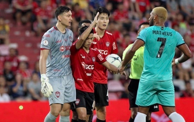 Đặng Văn Lâm suýt 'choảng nhau' trong trận ra mắt Thai League Ảnh 2