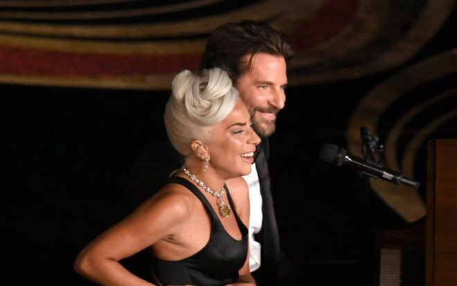 Oscar 2019: Lady Gaga và Bradley Cooper ngọt ngào đến ngất lịm, một vị khán giả ở dưới chắc chắn không vui! Ảnh 2