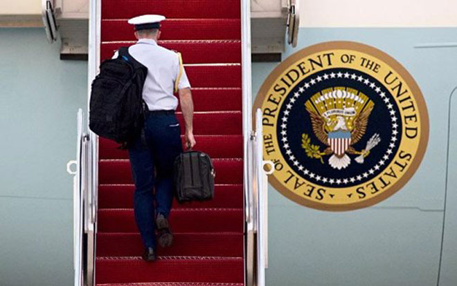 Bí ẩn chiếc vali hạt nhân mà Tổng thống Trump luôn mang theo người Ảnh 2