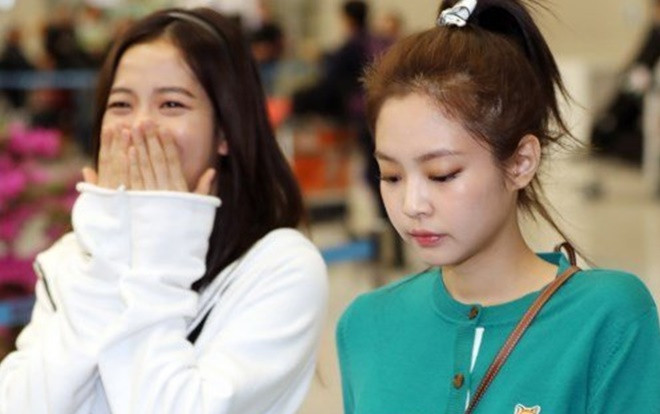 Jennie (BLACK PINK) lại bị netizen cho lên dĩa: 'Sao cô không thể cười được vậy?' Ảnh 2