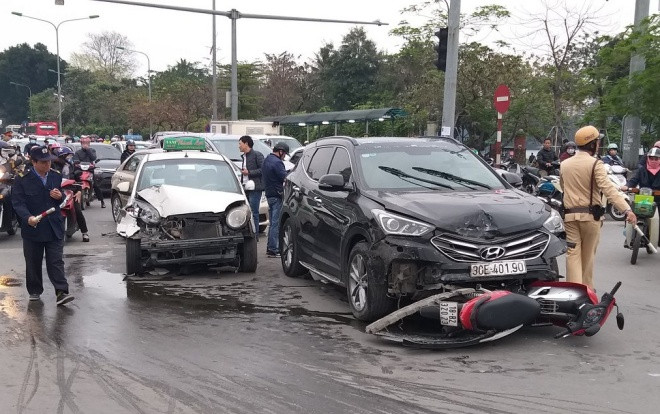 Lái xe Santafe nghi ngủ gật đâm hàng loạt xe đang dừng chờ đèn đỏ, 1 người bị thương Ảnh 2