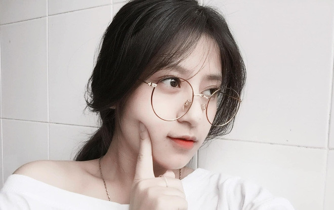 Cô giáo thực tập liên tục bị chụp trộm ảnh từ giảng đường đến… vỉa hè vì đẹp như tượng tạc Ảnh 2