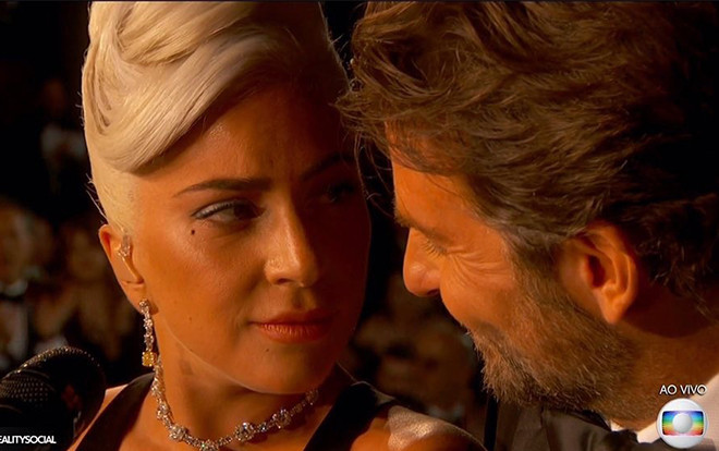 Quấn quýt với trai có bạn gái Bradley Cooper trên sân khấu Oscar, Lady Gaga có đang 'nhập tâm quá đà'? Ảnh 2