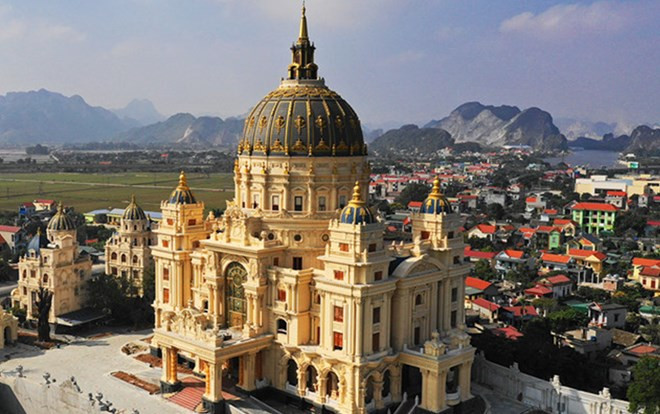 Báo Tây 'choáng ngợp' trước lâu đài khổng lồ của đại gia Ninh Bình Ảnh 2