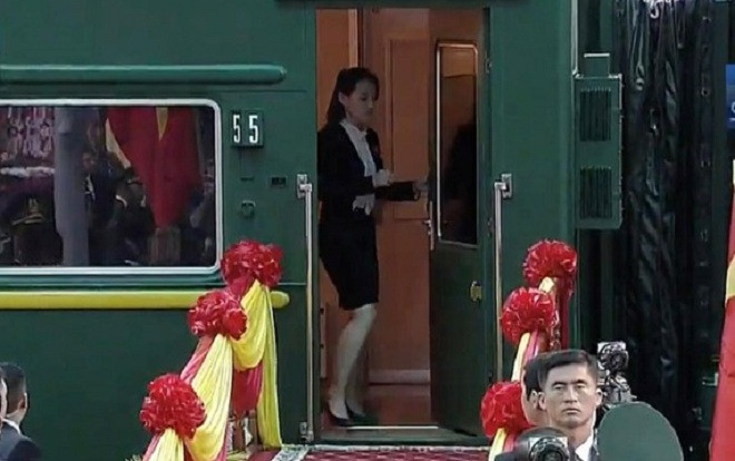 Cô em gái quyền lực thị sát sân ga trước khi Chủ tịch Kim Jong-un xuống tàu Ảnh 2