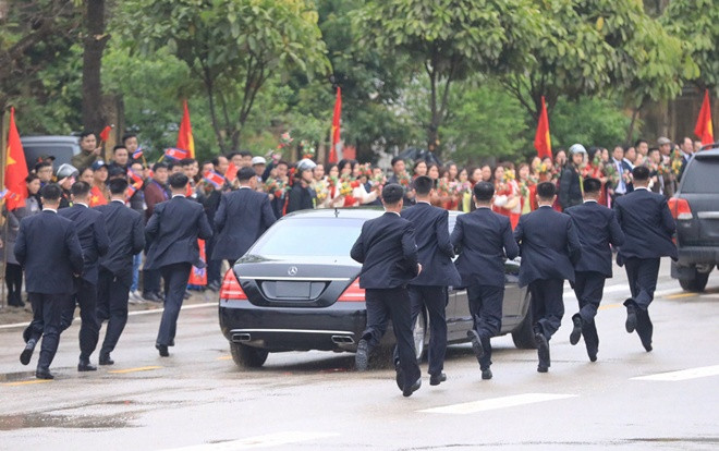 12 vệ sĩ chạy bộ quanh xe chở Chủ tịch Kim Jong-un rời ga Đồng Đăng về Hà Nội Ảnh 2