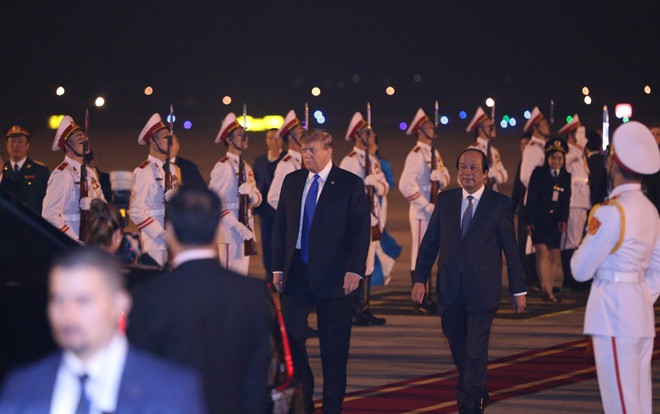 Những hình ảnh đầu tiên của Tổng thống Mỹ Donald Trump khi đặt chân tới Hà Nội Ảnh 2