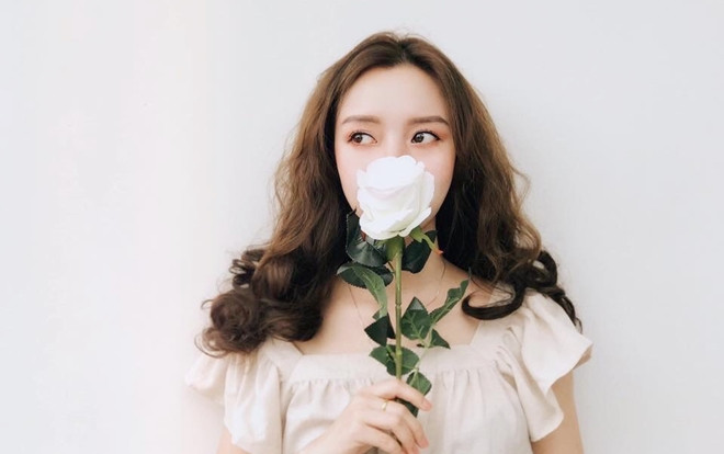 Cô gái khoe nhan sắc kiêu sa bên hoa hồng trắng nhưng hậu trường chụp ảnh siêu hài hước mới là điều gây chú ý Ảnh 2