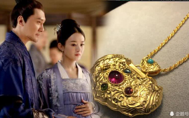 Cận cảnh chiếc khóa vàng do Tạ Na tặng cho vợ chồng Triệu Lệ Dĩnh chuẩn bị đón đứa con đầu lòng Ảnh 2