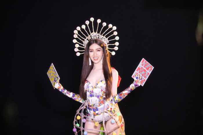 Ngày này năm trước: Hương Giang hát live 'như thần' giật giải Tài năng - Nhật Hà có làm nên chuyện?