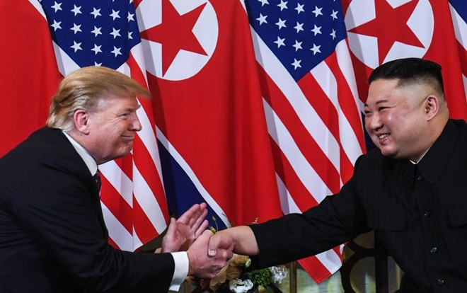 Cú bắt tay lịch sử của Tổng thống Trump và Chủ tịch Kim Jong-un tại Hà Nội Ảnh 2