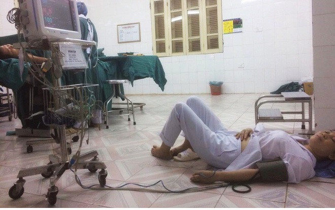 Hình ảnh mẹ là bác sĩ mệt ngất trên sàn bệnh viện và lời tâm sự của cô con gái khiến nhiều người xúc động Ảnh 2