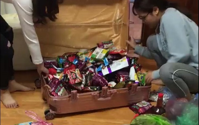 Vali đầy mì tôm, bột canh và tương ớt của du học sinh thu hút sự chú ý từ cộng đồng mạng Ảnh 2