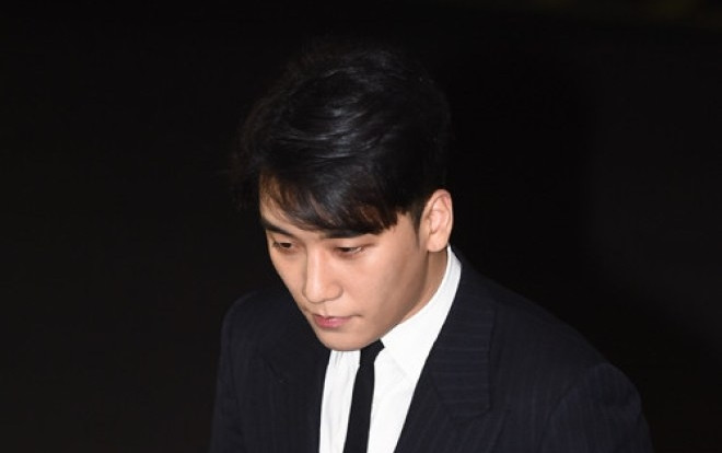 Clip: Fan 'xót lòng' khi Seungri bị truyền thông bủa vây, đập cả mic máy quay vào đầu để 'săn tin' Ảnh 2