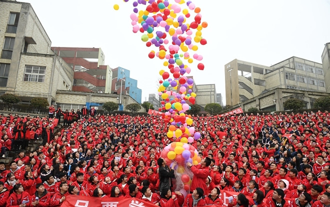 Hàng triệu học sinh toàn Trung Quốc đếm ngược 100 ngày trước kỳ thi ĐH Gaokao khốc liệt nhất hành tinh Ảnh 2