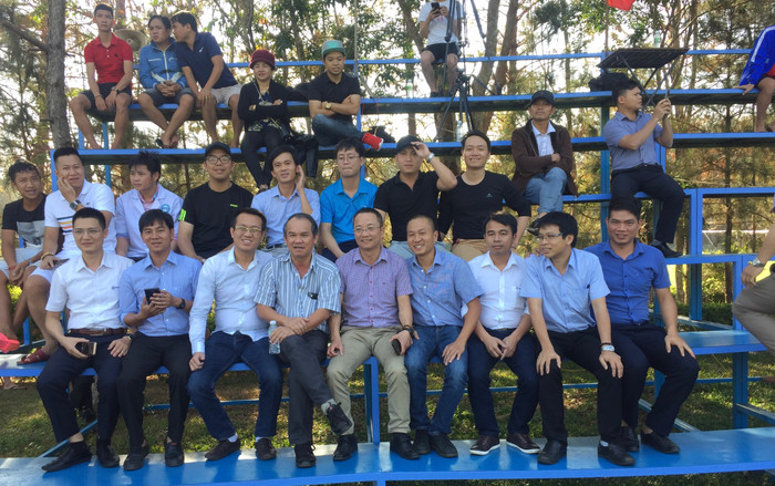 Người hâm mộ vây bầu Đức, xin chụp ảnh và rối rít cảm ơn Ảnh 2