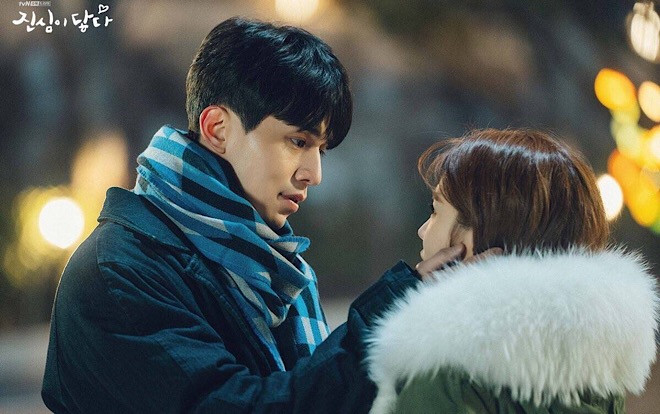 'Chạm vào tim em' tập 8: Lee Dong Wook trao Yoo In Na nụ hôn đầu ngọt ngào sau màn ghen tuông đáng yêu Ảnh 2
