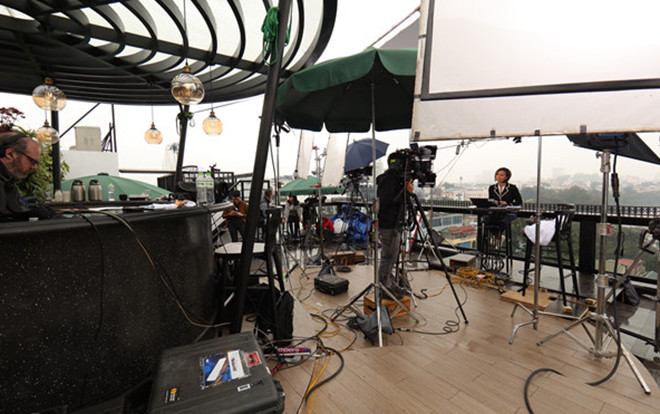 Tiết lộ chi phí bất ngờ các nhà đài quốc tế phải bỏ ra để dựng trường quay di động trên nóc nhiều toà nhà tại Hà Nội Ảnh 2