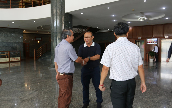 Ông Park tay bắt mặt mừng, chụp hình với bầu Đức Ảnh 2