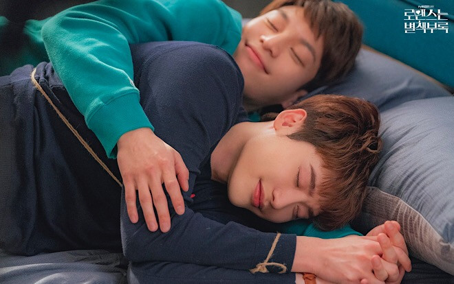 'Phụ lục tình yêu' tập 11: Lee Jong Suk ngủ say trong vòng tay Wi Ha Joon, chuyện tình 'đam mỹ' kỳ quặc Ảnh 2