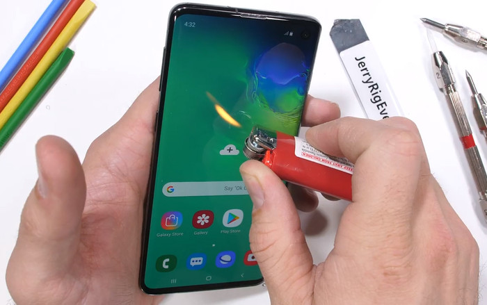 Đem siêu phẩm Galaxy S10 ra tra tấn hơ lửa và bẻ cong, kết quả khiến ai cũng choáng váng Ảnh 2