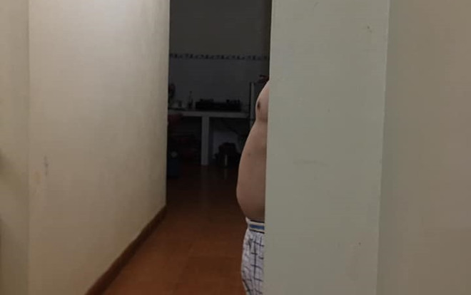 Bụng bia căng tròn của bố ‘lấp ló’ trong lúc chơi trốn tìm với con gái thành khoảnh khắc đáng yêu nhất MXH Ảnh 2