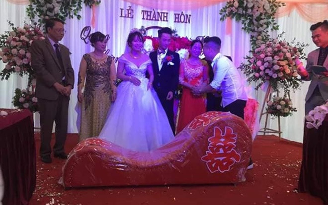 Chàng trai tặng bạn 'ghế tình yêu' trong ngày cưới và phản ứng từ cư dân mạng Ảnh 2