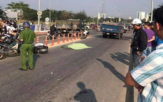 Tông cọc tiêu phân làn ngã ra đường, nam sinh lớp 9 đi xe đạp điện tử vong thương tâm Ảnh 2