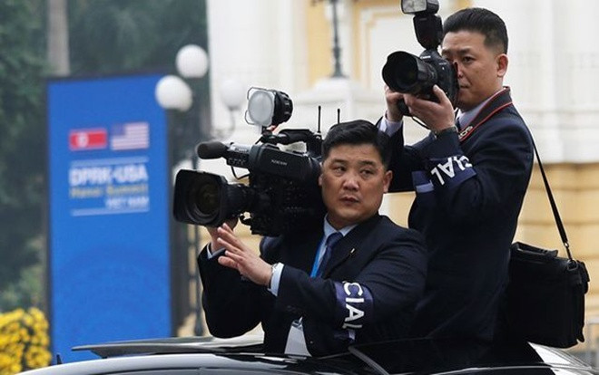 Những phóng viên Triều Tiên kín tiếng theo sát ông Kim Jong-un tại Hà Nội Ảnh 2