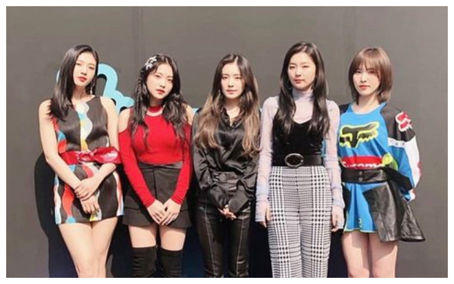 Fan phẫn nộ khi stylist tiếp tục cho Red Velvet mặc đồ xấu xí tham dự sự kiện Ảnh 2