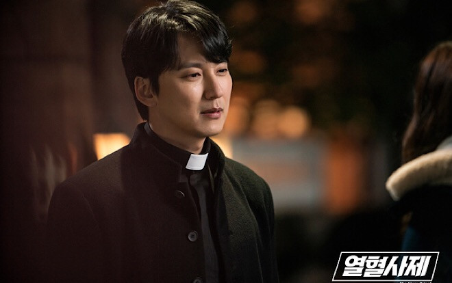 Gặp nạn 3 lần, Kim Nam Gil phải nhập viện vì gãy xương sườn khi quay phim 'Linh mục nhiệt huyết' Ảnh 2