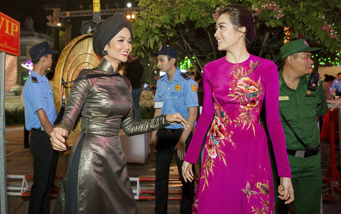 Lệ Hằng, H’Hen Niê đối đầu phong cách khi mặc áo dài Ảnh 2