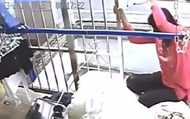 Leo lên nóc tòa nhà 17 tầng ép chồng thừa nhận chuyện ngoại tình, người phụ nữ nhận kết đắng Ảnh 2