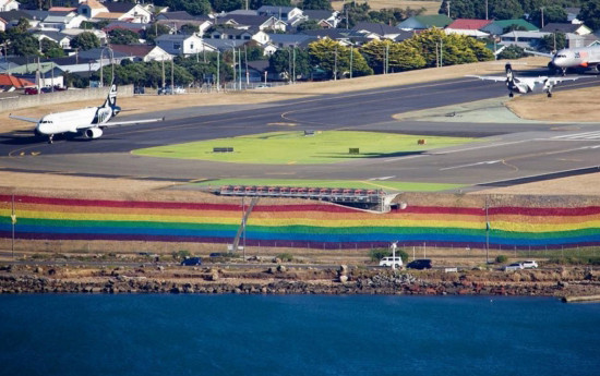 Wellington Airport nhuộm sắc cầu vồng đường bay ủng hộ cộng đồng LGBTI vào lễ hội Pride và ILGA sắp đến Ảnh 2