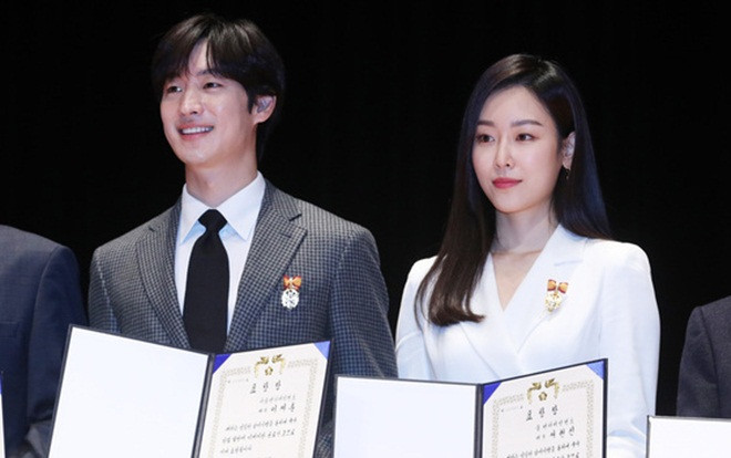 Nối tiếp Kim Hye Soo - Ha Jung Woo, Lee Je Hoon và Seo Hyun Jin được nhận giải thưởng Tổng thống Ảnh 2