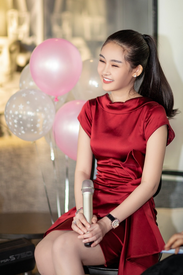 Sau án phạt thi chui, Lê Âu Ngân Anh thay đổi phong cách bất ngờ