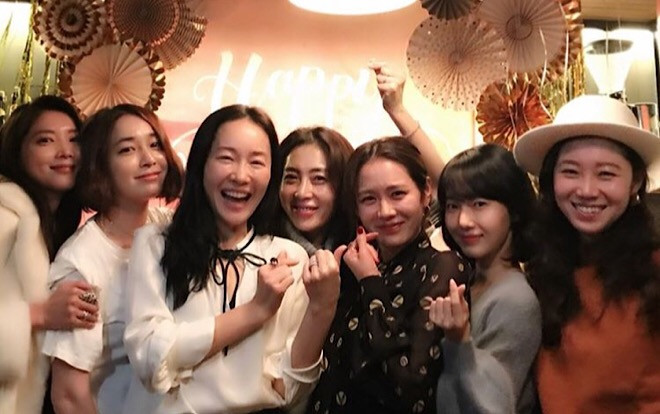 5 cô bạn nổi tiếng lần lượt kết hôn, đến khi nào Son Ye Jin - Gong Hyo Jin mới chịu 'yên bề gia thất'? Ảnh 2