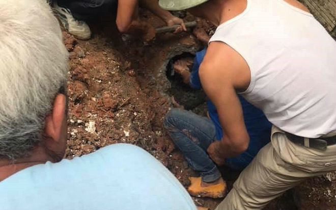 Người dân dùng búa rìu giải cứu thanh niên chui vào cống nước thải nhỏ hẹp suốt cả đêm Ảnh 2