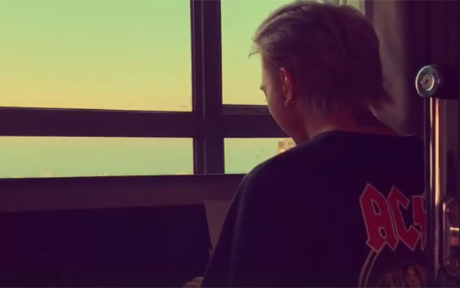 Clip: Chỉ là ngân nga 'dăm ba' câu hát, Soobin Hoàng Sơn đã khiến các fan như 'tan nát' trái tim Ảnh 2