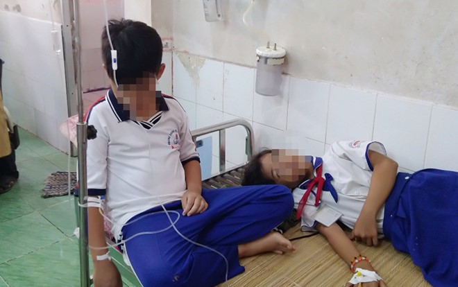 Ăn nhầm bột thông bồn cầu, 44 học sinh phải nhập viện cấp cứu Ảnh 2