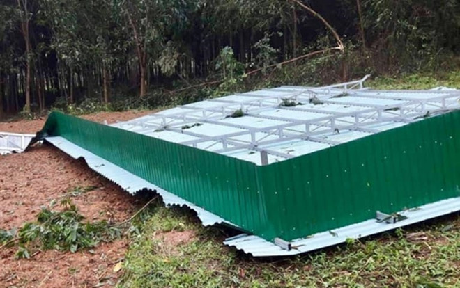 Nghệ An: Lốc xoáy càn quét, hàng chục mái nhà bị cuốn bay Ảnh 2