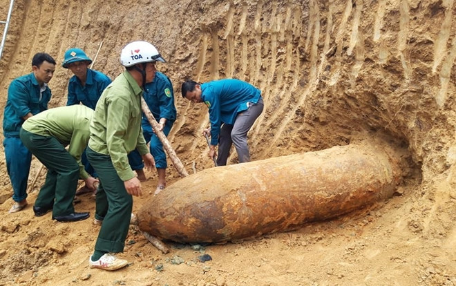 Nghệ An: Phát hiện quả bom nặng 1,3 tấn nằm trong vườn nhà dân Ảnh 2