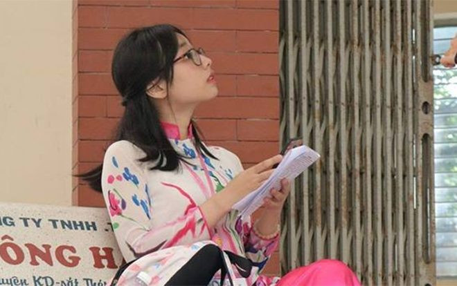 Cô giáo áo hồng bỗng dưng nổi tiếng vì góc nghiêng cực thần thái Ảnh 2