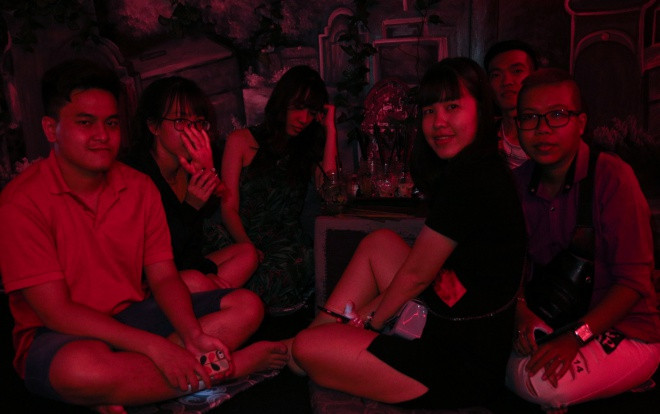 Giới trẻ phát cuồng vì trà sữa cạnh bàn thờ, nghĩa địa ma quái: Thú vui đang sa đà vì quá kinh dị? Ảnh 2