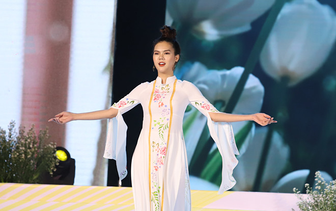 Hồn thiêng văn hóa dân tộc Tày duyên dáng trên tà áo dài Ảnh 2