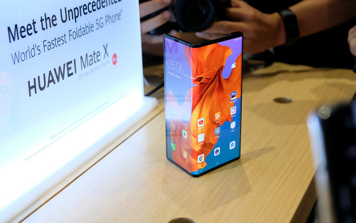 Trên tay điện thoại gập Huawei Mate X đầu tiên tại Việt Nam Ảnh 2
