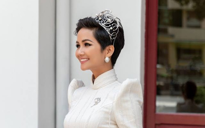 'Cười ngất' khi tham gia buổi 'diễn tập' trao lại vương miện Miss Universe Vietnam của Hoa hậu H'Hen Niê Ảnh 2